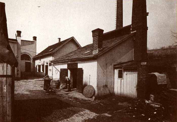 Alte Siederei und Meister-Wohnung um 1885 (Foto aus der Festschrift: 100 Jahre Lackwerke Wülfing GmbH + Co 1883 - 1983)